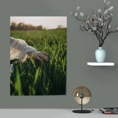 پوستر سیلک دست دختر در طبیعت