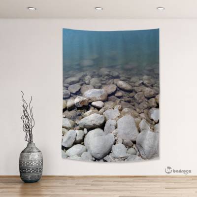 بک دراپ عکس سنگ‌های کف رودخانه