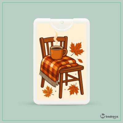 عطرجیبی صندلی چوبی در پاییز