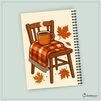 دفتر یادداشت صندلی چوبی در پاییز