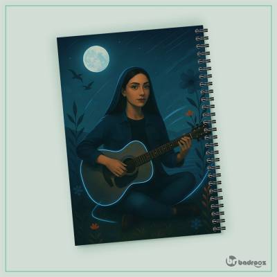 دفتر یادداشت دختر ایرانی با گیتار در ساحل شب