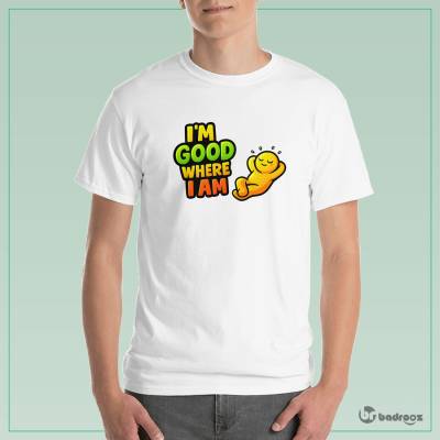 تی شرت مردانه تایپوگرافی من همین‌جا خوبم