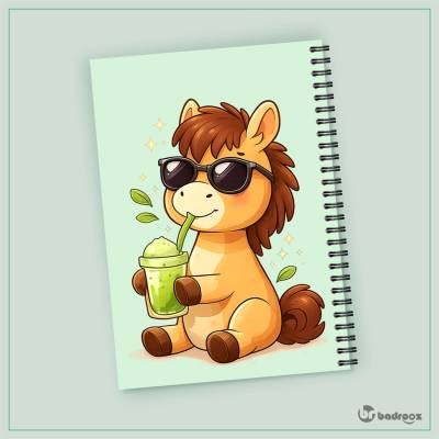 دفتر یادداشت اسب کارتونی بامزه با عینک و ماچا