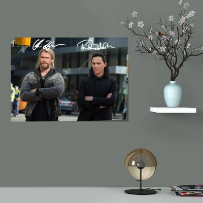 پوستر سیلک لوکی و ثور با امضای تام هیدلستون و کریس همسورث