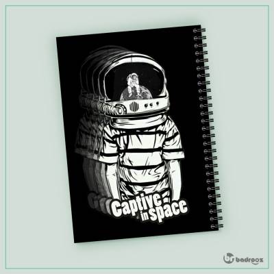 دفتر یادداشت Captive in space